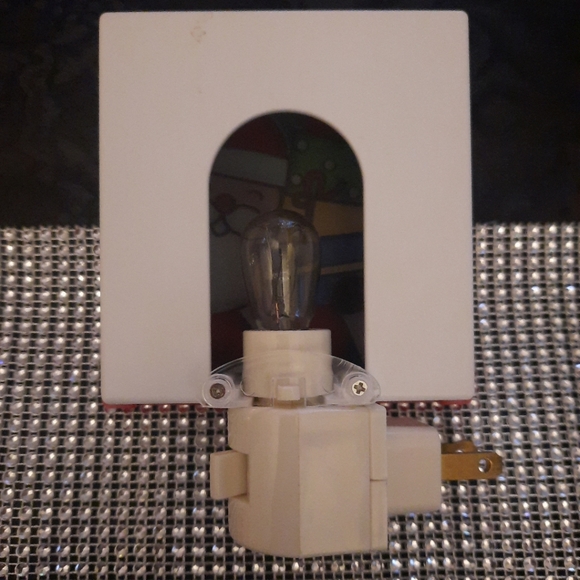 New In Box Santa Nightlight Holiday Memories Stain Glass Red Pattern 14cm x 11cm - Picture 3 of 4